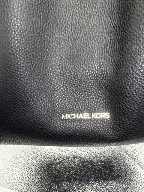 Ver bolsa Michael Kors Mina, preta, couro, detalhe, foto 6 de 8