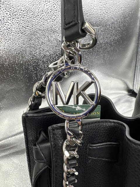 Ver bolsa Michael Kors Mina, preta, couro, detalhe, foto 5 de 8